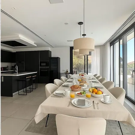 Luxury With Breathtaking Views In By Lodgerstrip *