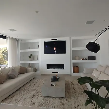 Luxury With Breathtaking Views In By Lodgerstrip *