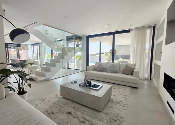 Luxury With Breathtaking Views In By Lodgerstrip *