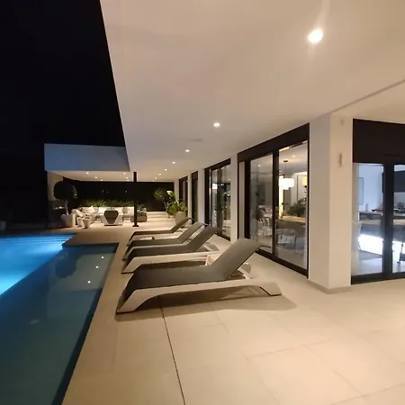 빌라 Luxury With Breathtaking Views In By Lodgerstrip