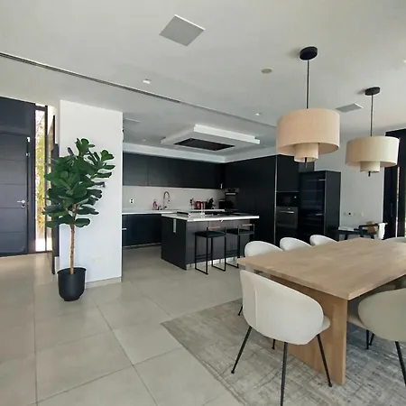 فيلة Luxury With Breathtaking Views In By Lodgerstrip