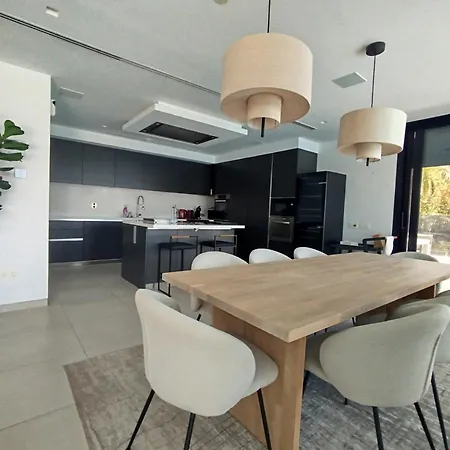 Luxury With Breathtaking Views In By Lodgerstrip 마르베야