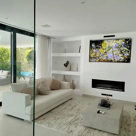 Luxury With Breathtaking Views In By Lodgerstrip 빌라