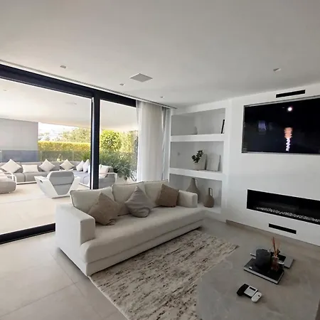 Luxury With Breathtaking Views In By Lodgerstrip 마르베야