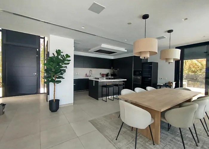 Vila Luxury With Breathtaking Views In By Lodgerstrip