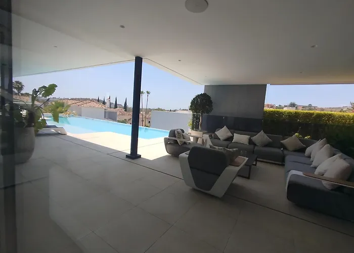 Luxury With Breathtaking Views In By Lodgerstrip *